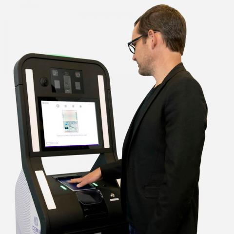 Borne d'enregistrement avec lecteur de passeport - TouchPort 70 - NCR  Corporation - multiservice / avec imprimante / murale